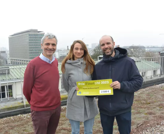 De gauche à droite : Bernard Bayot (codirecteur de Financité), Stéphanie Croissant (employée de la Ferme de Beauregard) et Jérôme Gribomont (Créateur du magasin bio «Au VertG» et cofondateur de la ferme)